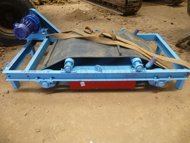 悬挂式自卸除铁器